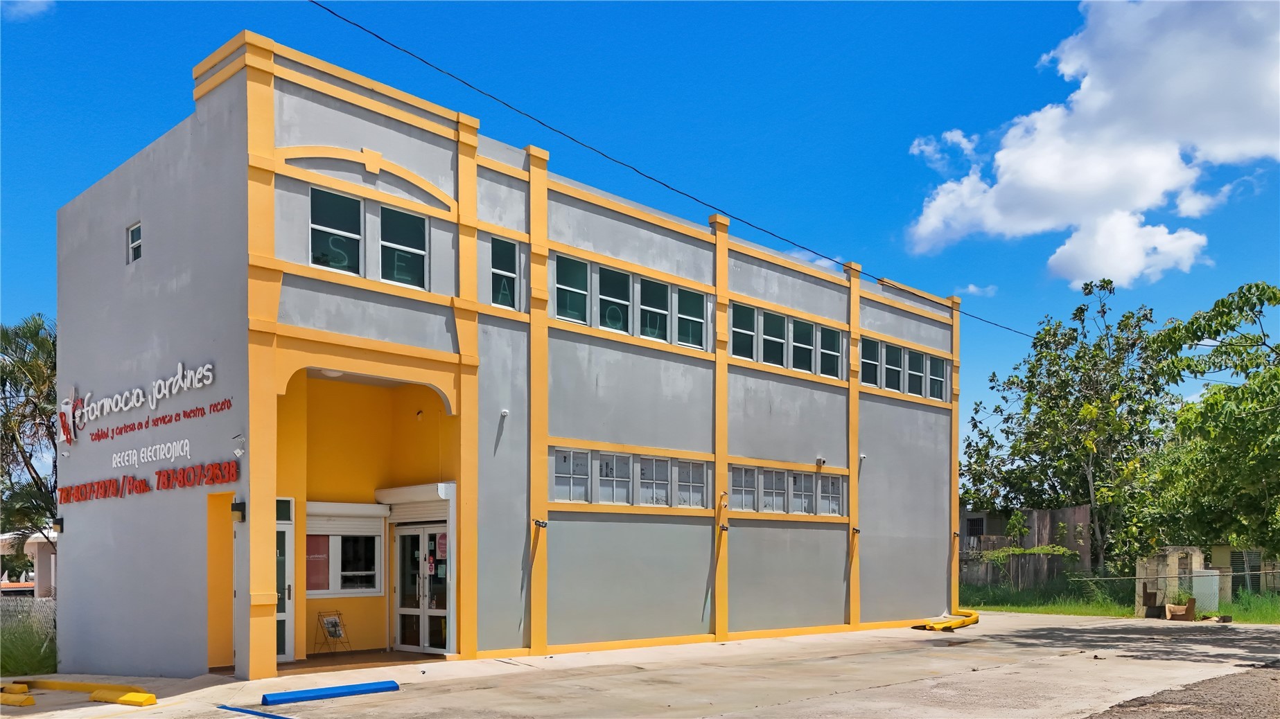 Exterior of the operating community pharmacy in Vega Baja